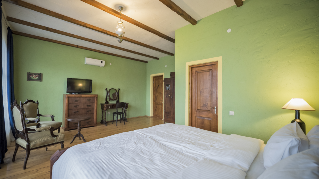 Take advantage of a discount on a hotel room for 2 guests for 4 nights at Chateau Mere.  image 11