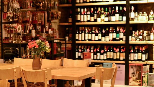 ლამაზი დღე შეყვარებული წყვილისთვის კოქტეილით და დესერტით - შოკოლადის მუსით ვასსერშტრასესგან image 0