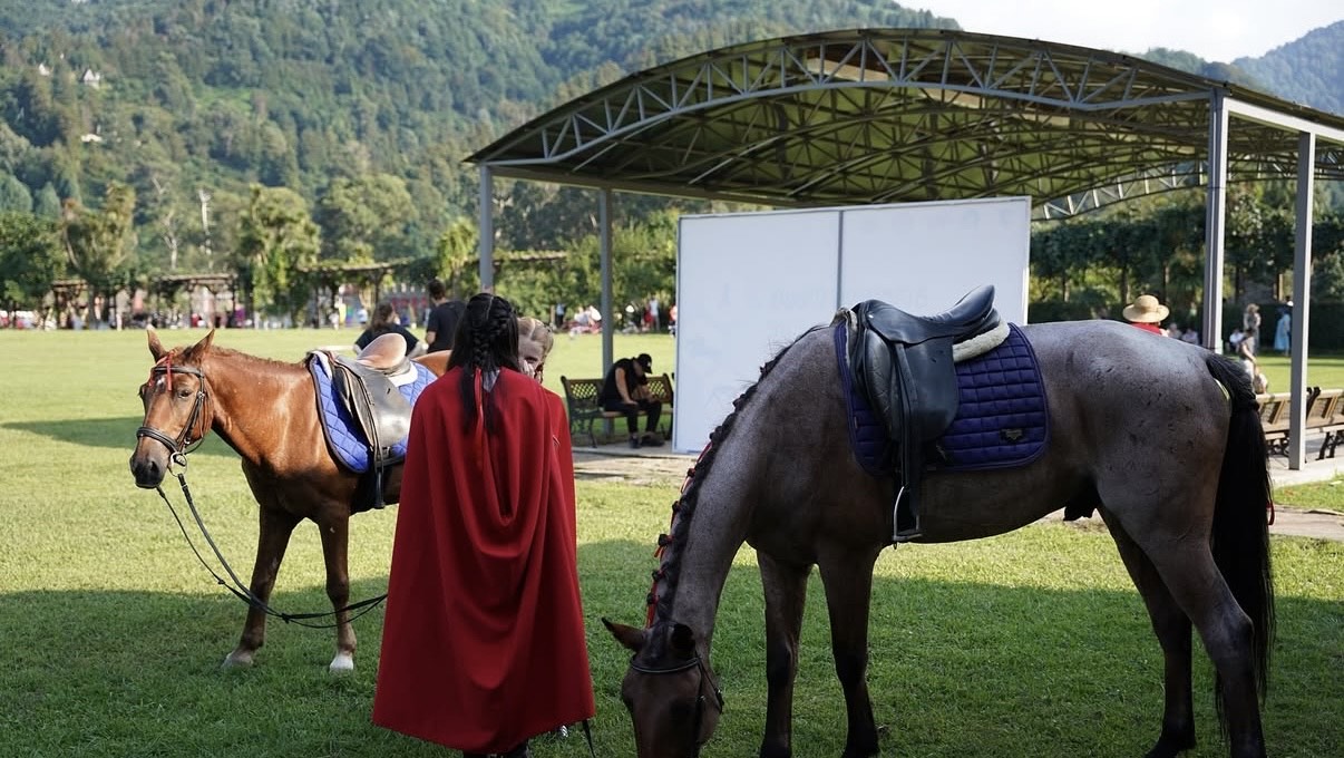 მიიღე სხავადასხვა მომსახურება ბათუმის საცხენოსნო კლუბისგან image 1