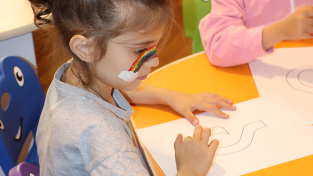 აღმოაჩინე სკოლამდელი გარემო, სადაც ბავშვები ბუნებრივად სწავლობენ, იზრდებიან და იძენენ ახალ უნარებს image 1