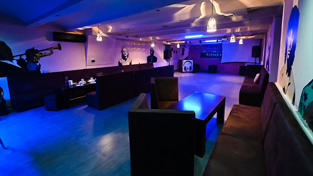 გაატარე დაუვიწყარი დრო კარაოკე ბარ ჩექ ინში 13