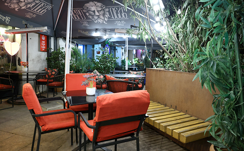 დააგემოვნე კერძები მეგობრებთან ერთად კოლექტივ ბარ & რესტორანში 1