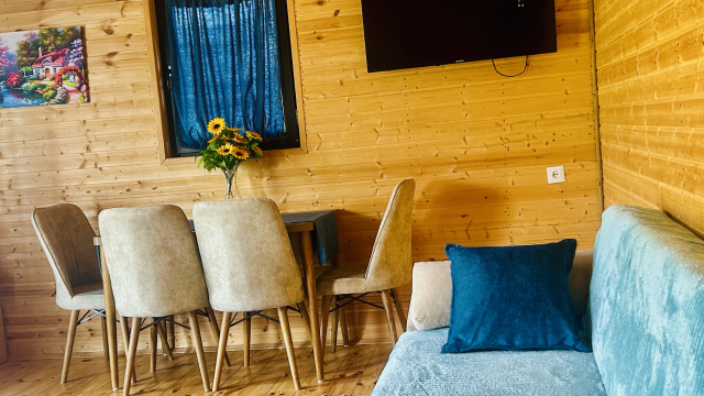 ისარგებლე ფასდაკლებით 2 ადამიანზე გათვლილ კოტეჯში პანორამა შილდა | Panorama Shilda -სგან. image 3