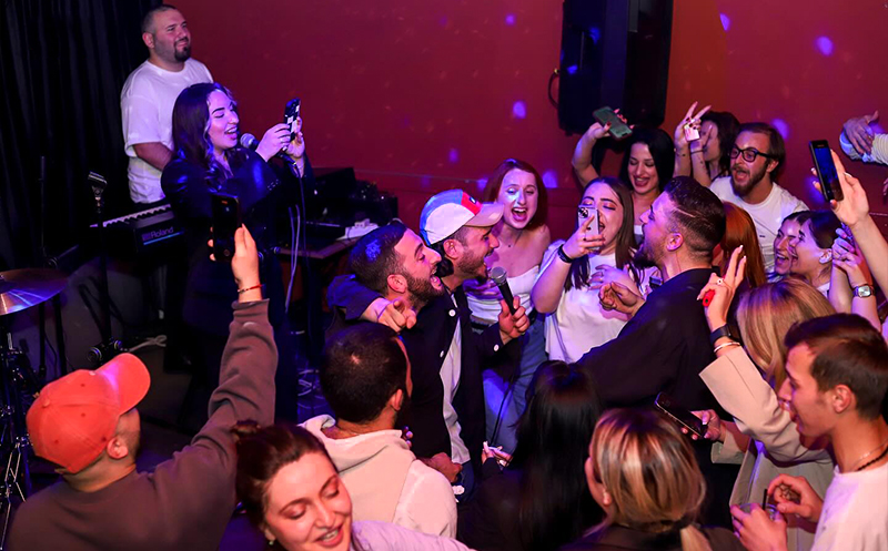 შექმენი განსაკუთრებული მოგონებები მეგობრეთან ერთად კარაოკე ბარ დაიმონდში image 0