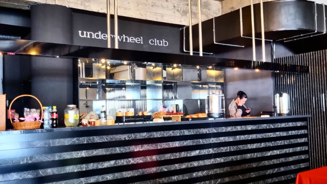 ორ სტუმარზე მორგებული კერძები, ქართული ღვინო და დესერტი ვასსერშტრასეში. image 9