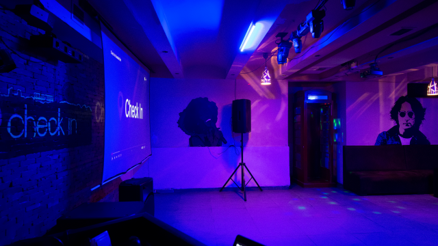 შექმენი დაუვიწყარი მოგონებები მეგობრეთან ერთად კარაოკე ბარ ჩექ ინში image 0