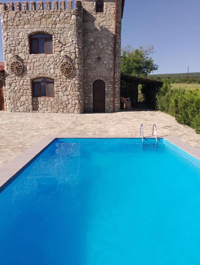 ისარგებლე ფასდაკლებით ნომერში 2 სტუმრის განთავსებაზე შატო თეთრი ბაირაღები | Chateau White Flags -ში. image 8