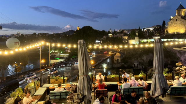 გააზიარე გემოები: სალათი, ხაჭაპური, მწვადი და საფერავის ღვინო ორისთვის რეზიდენკოში image 2