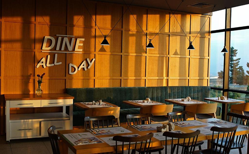 გაატარე დაუვიწყარი დრო მეგობრებთან ერთად ჰოლიდეი ინნ თელავში 12