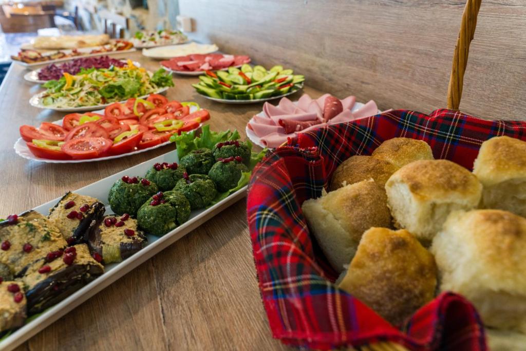 გაატარე დასვენების დღეები საყვარელ ადამიანებთან ერთად სასტუმრო ძველ სეტში image 14