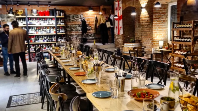 ორ სტუმარზე მორგებული კერძები, ქართული ღვინო და დესერტი ვასსერშტრასეში. image 6