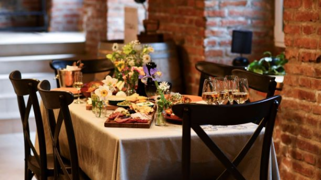 ლამაზი დღე შეყვარებული წყვილისთვის კოქტეილით და დესერტით - შოკოლადის მუსით ვასსერშტრასესგან image 3