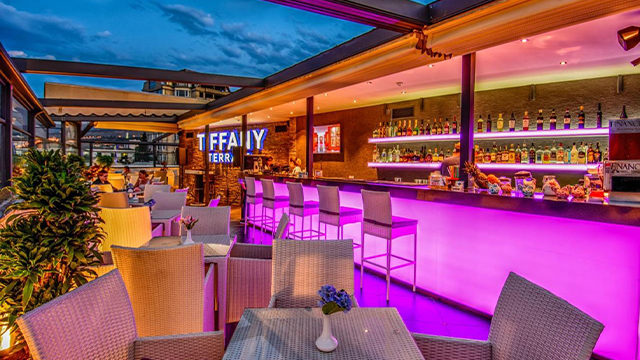 ისარგებლეთ ფასდაკლებით 2 სტუმარზე გათვლილ საფირმო ვაფლსა და ცივ ყავაზე ფეფეროთი Tiffany Bar and Terrace - სგან.  image 0