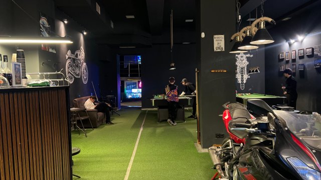 გაატარე დრო მეგობრებთან ერთად და შექმენი დაუვიწყარი მოგონებები Bikes and Billiards Cafe -ში. 3