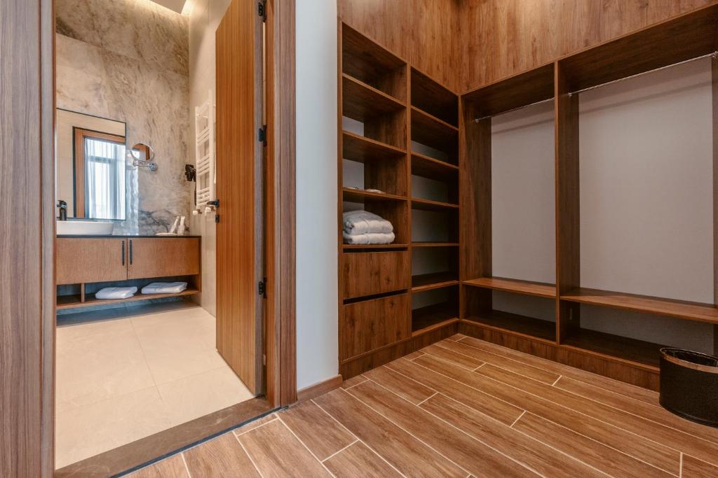 დაისვენე, ისიამოვნე და გაატარე ახალი წელი მეგობრებთან ერთად მშვიდ გარემოში. გახადე ეს დღე დასამახსოვრებელი. image 10