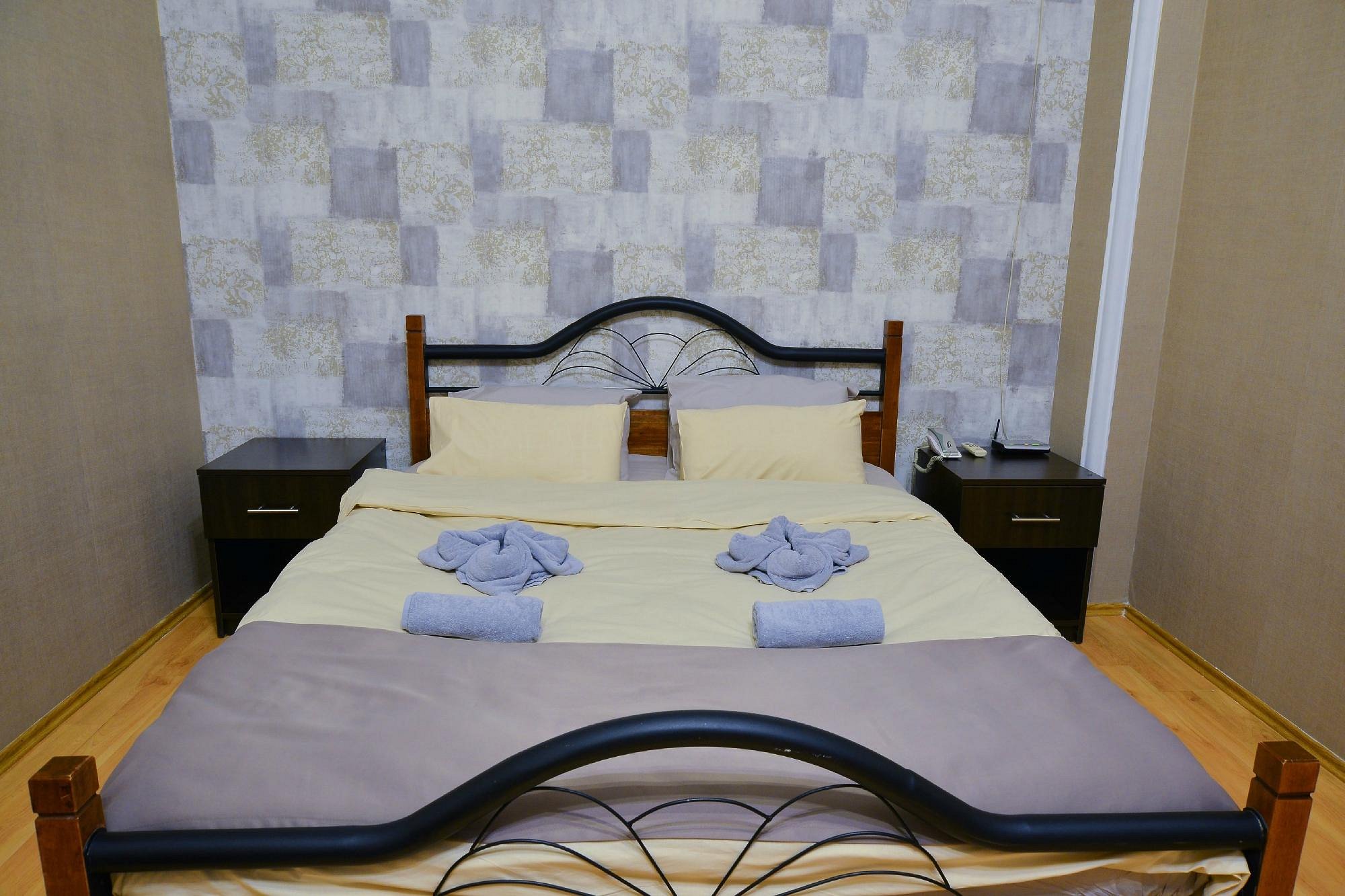 Take advantage of a discount on a standard room for 3 guests at Ponto Gallery.  image 2