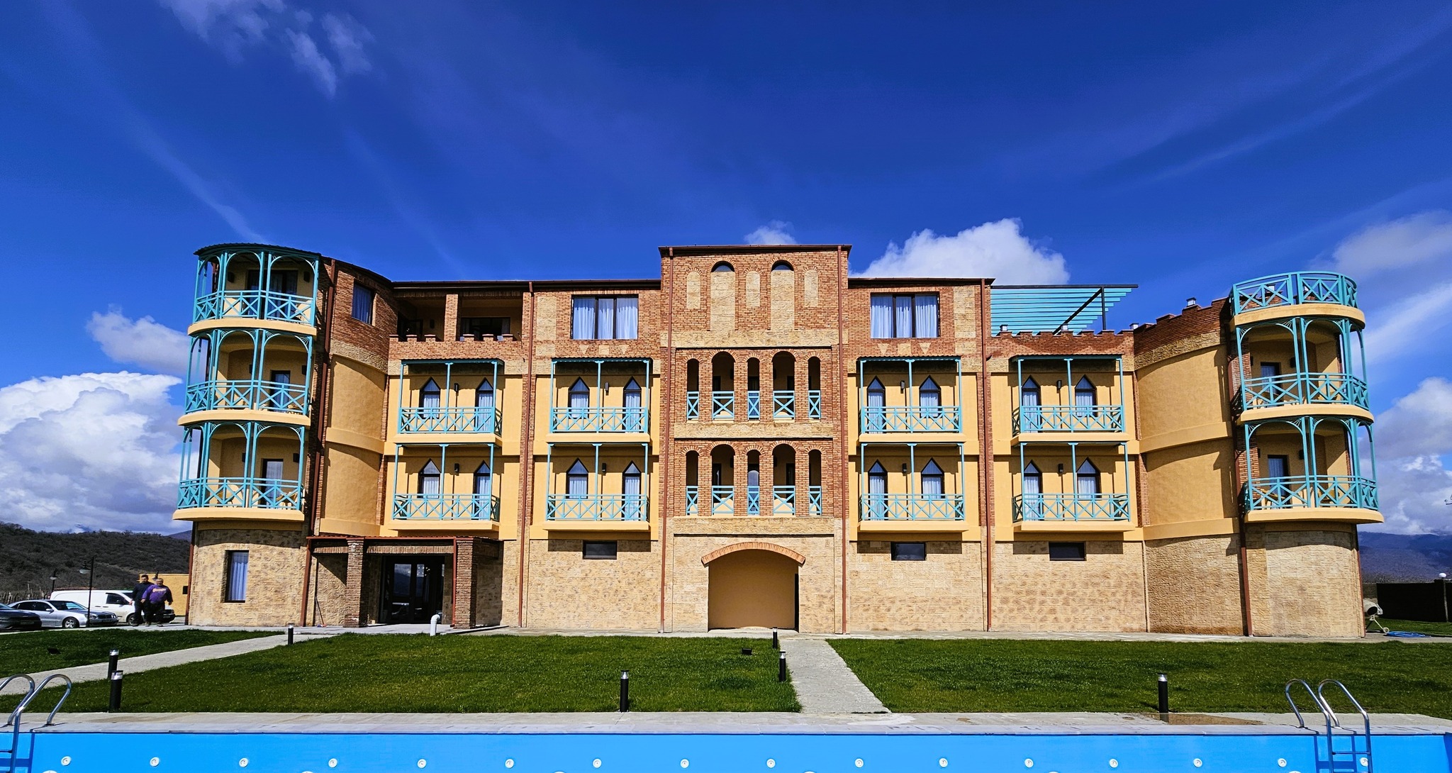 განიტვირთე მეგობრებთან ერთად ყვარელში