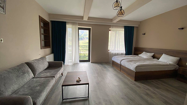 ისარგებლე ფასდაკლებით ნომერში 3 სტუმრის განთავსებაზე, სამების და მყინვარის ხედით აქსიენი | Axien -ში. image 1