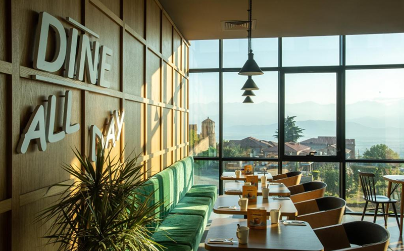 გაატარე დაუვიწყარი დრო მეგობრებთან ერთად ჰოლიდეი ინნ თელავში 13