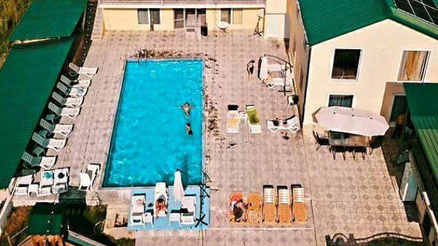 Take advantage of a discount with a One-time visit to the open swimming pool at Hotel Villa Sioni. image 1