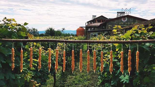 12 ლარად, 63%-მდე ფასდაკლების Swooper Code-ი, ნომერი 2 სტუმარზე კვებით + აუზი ნაფარეულის სასტუმროში «ტყუპების საღვინე სახლი» image 7