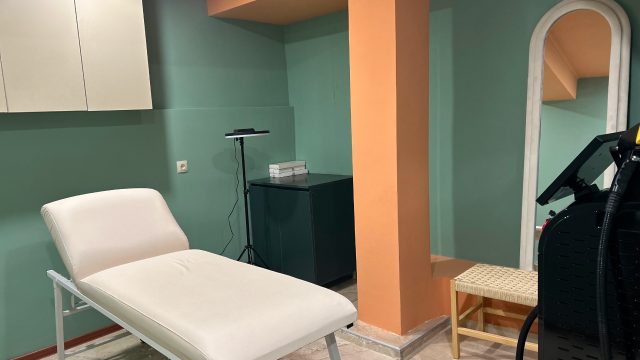 Take advantage of discounts on men's haircuts, beard and eyebrow shaping at Daphne Beauty Studio | Daphne Beauty Studio. image 1