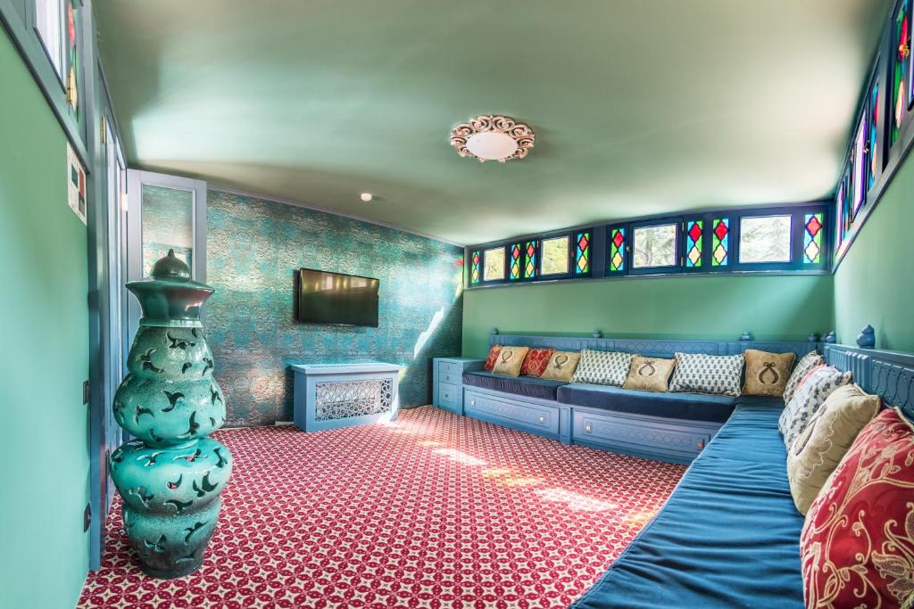 Take advantage of this exclusive offer – a discount on 5 rooms for 2 guests each, with or without breakfast, at Golden Tulip Borjomi. image 21