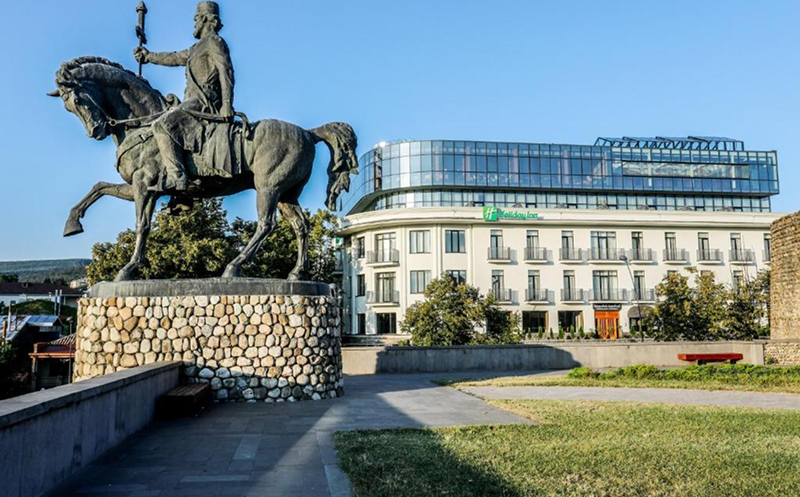 გაატარე დაუვიწყარი დრო მეგობრებთან ერთად ჰოლიდეი ინნ თელავში 0