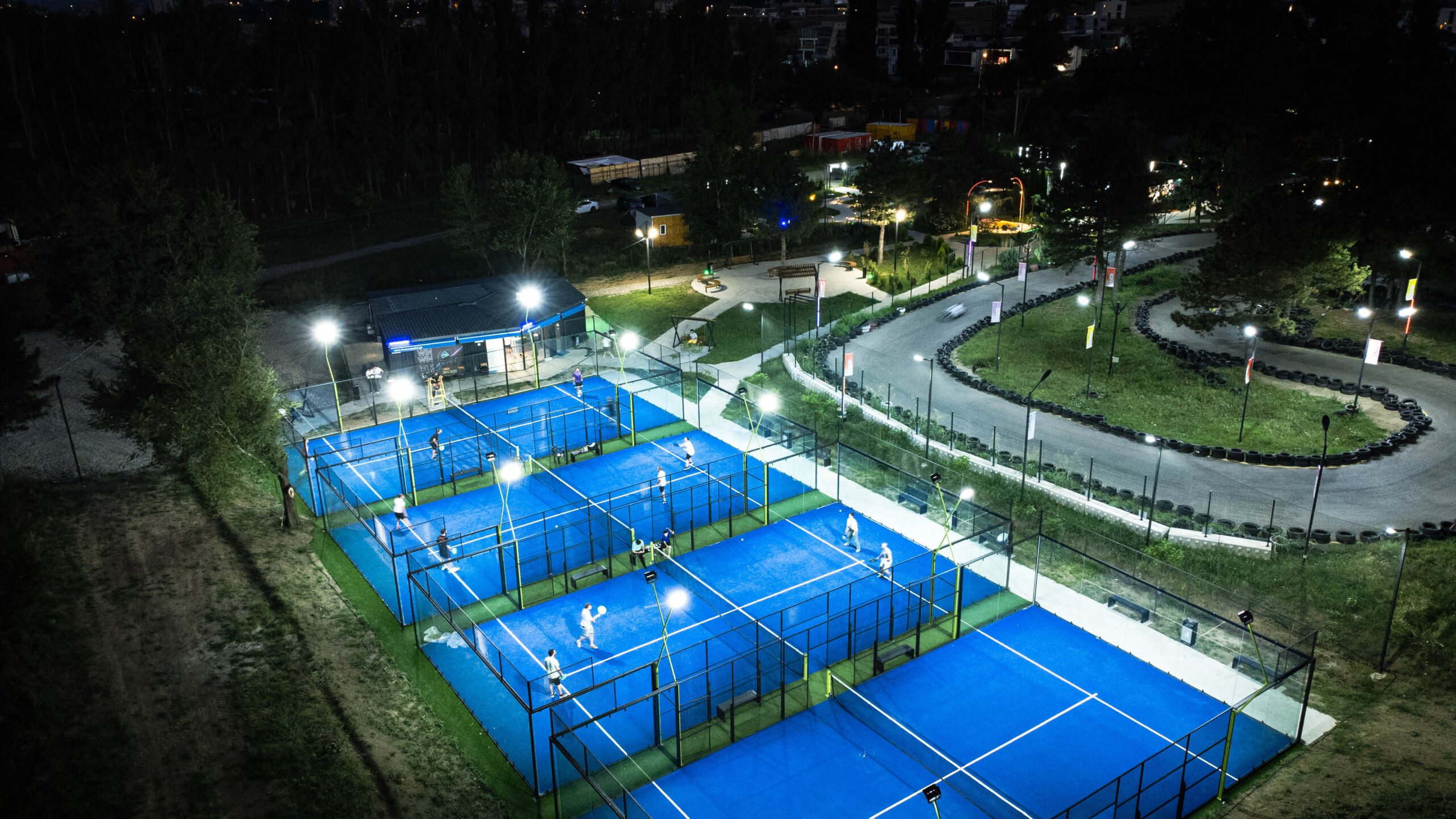 გაატარე დაუვიწყარი დრო მეგობრებთან ერთად პადელის კორტზე image 5