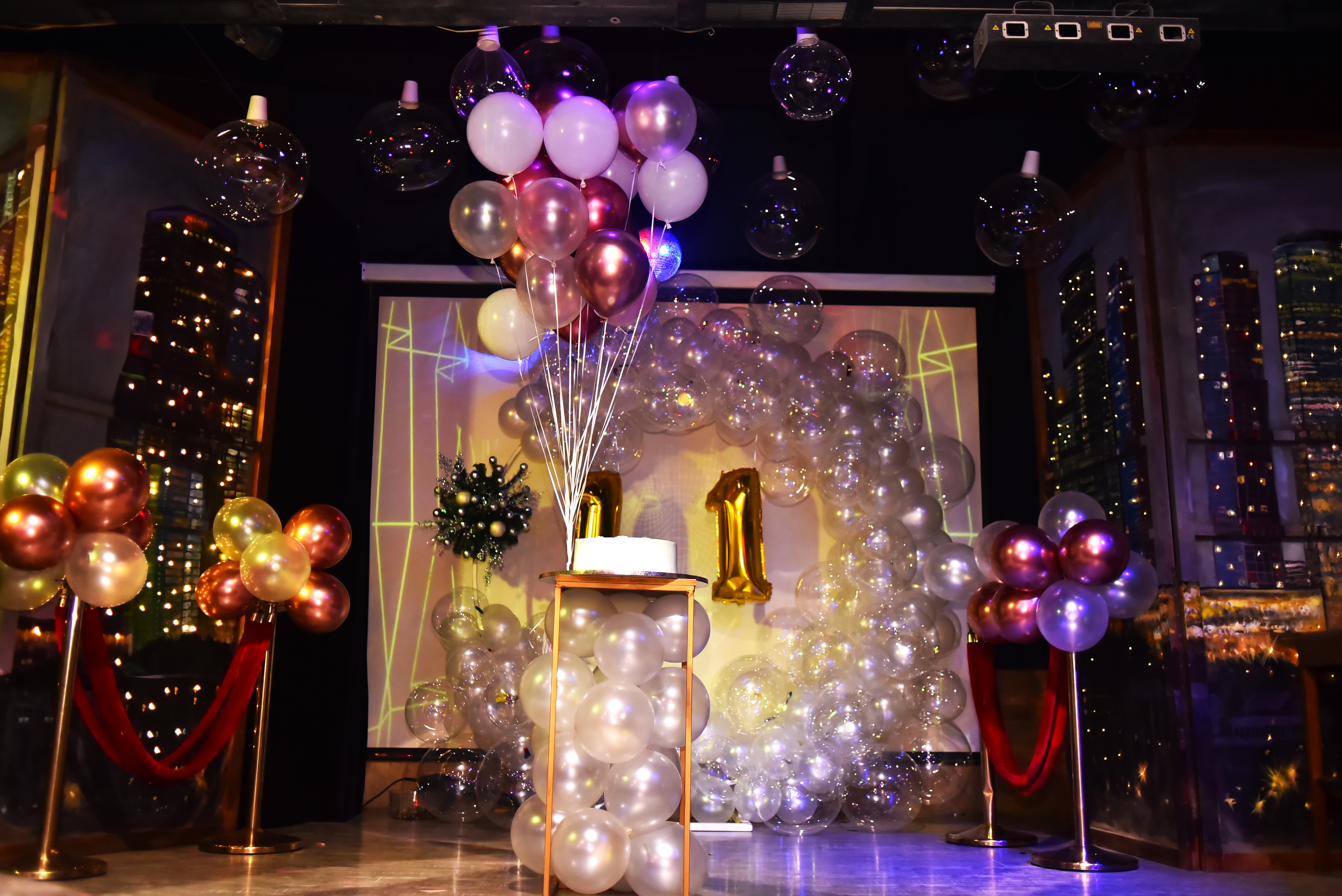 დახურული სივრცე 10,15, 20, 25 და 30 თინეიჯერისთვის საუკეთესო წვეულების გასამართად 21