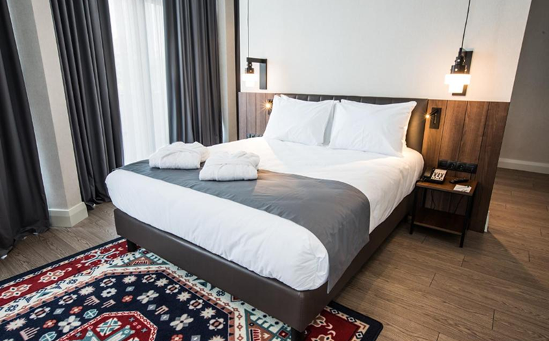 გაატარე დაუვიწყარი დრო მეგობრებთან ერთად ჰოლიდეი ინნ თელავში 8