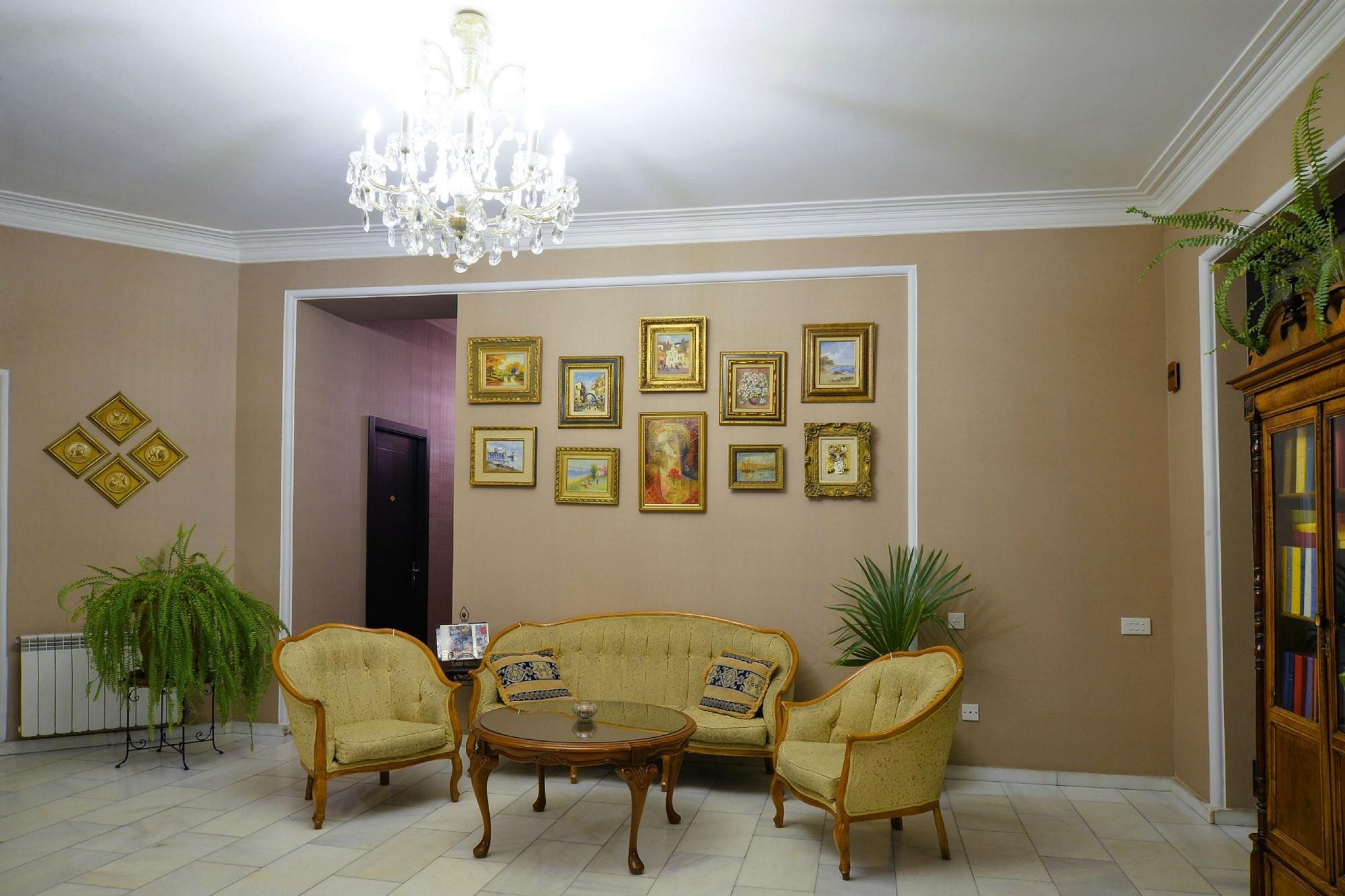 Take advantage of a discount on a standard room for 3 guests at Ponto Gallery.  image 6