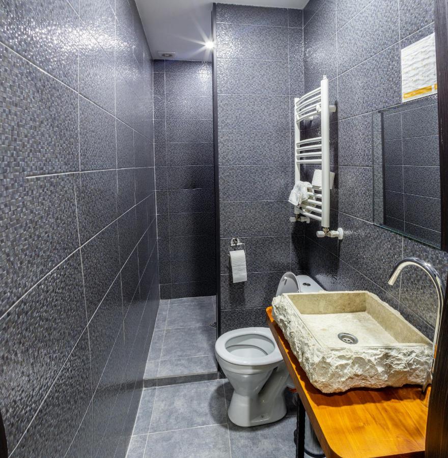 ისარგებლე ფასდაკლებით ნომერში 2 სტუმრის განთავსებაზე შატო თეთრი ბაირაღები | Chateau White Flags -ში. image 3