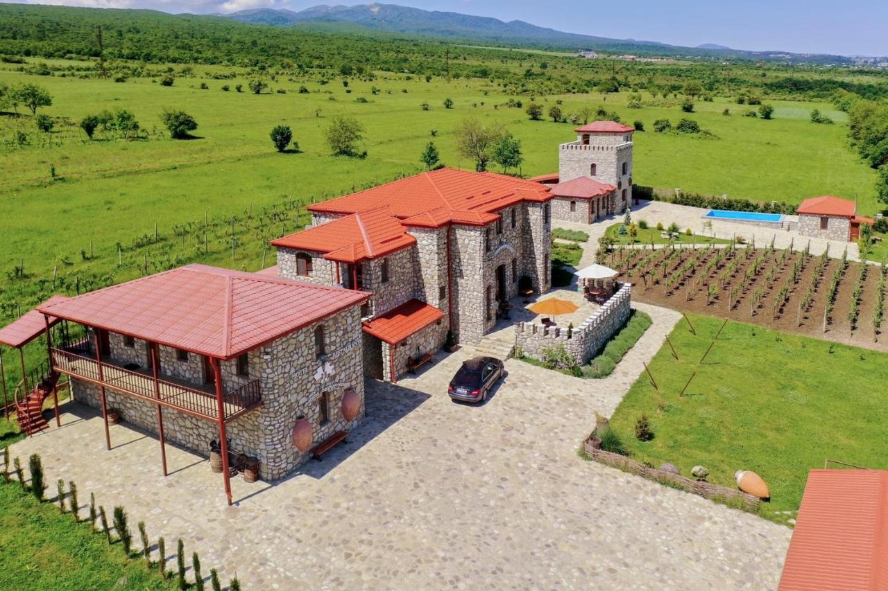 ისარგებლე ფასდაკლებით ნომერში 2 სტუმრის განთავსებაზე შატო თეთრი ბაირაღები | Chateau White Flags -ში. image 1