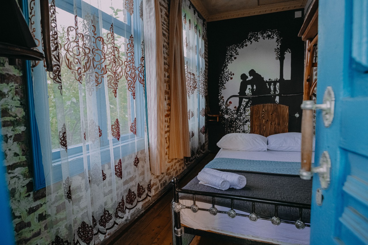 გაატარე დაუვიწყარი დრო წიგნის სასტუმროში. image 2