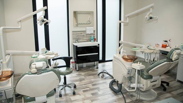 4 ლარად, 71%-იანი ფასდაკლების Swooper Code-ი წინა კბილების რესტავრაციაზე სტომატოლოგიურ კლინიკაში «Stomus/სტომუსი» 1