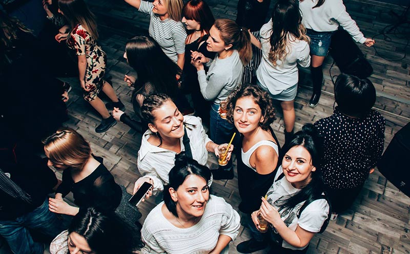 მხიარულება გელოდებათ კარაოკე ლაუნჯ ვინტაჟში image 6