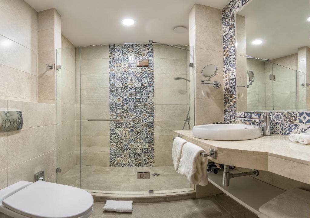 Take advantage of this exclusive offer – a discount on 5 rooms for 2 guests each, with or without breakfast, at Golden Tulip Borjomi. image 23