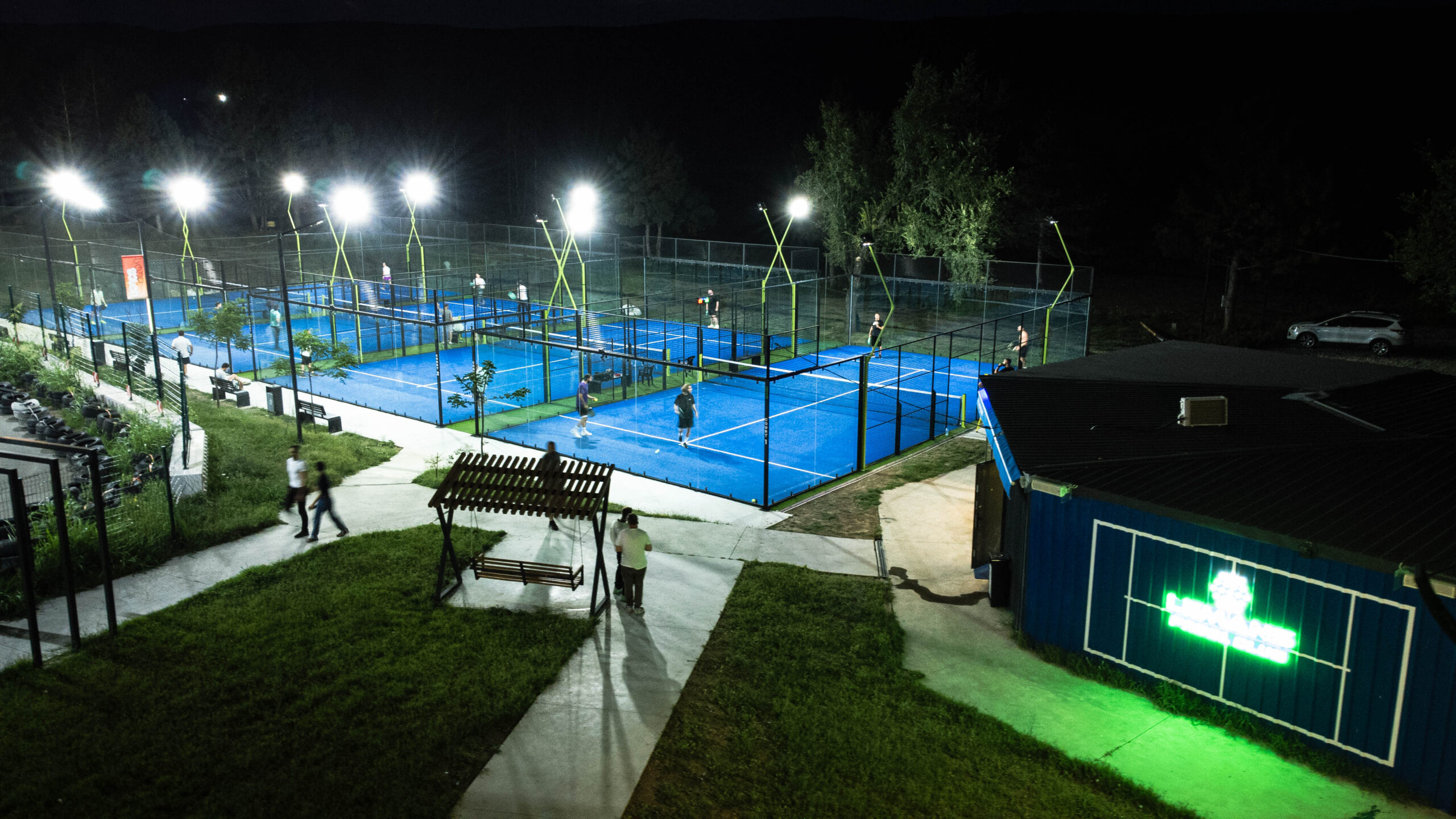 გაატარე დაუვიწყარი დრო მეგობრებთან ერთად პადელის კორტზე image 3