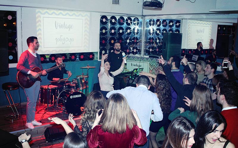 მხიარულება გელოდებათ კარაოკე ლაუნჯ ვინტაჟში image 5