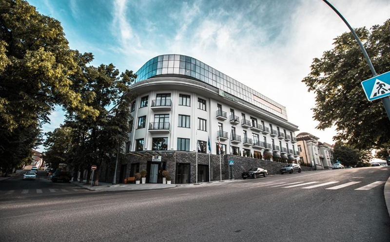 გაატარე დაუვიწყარი დრო მეგობრებთან ერთად ჰოლიდეი ინნ თელავში 15