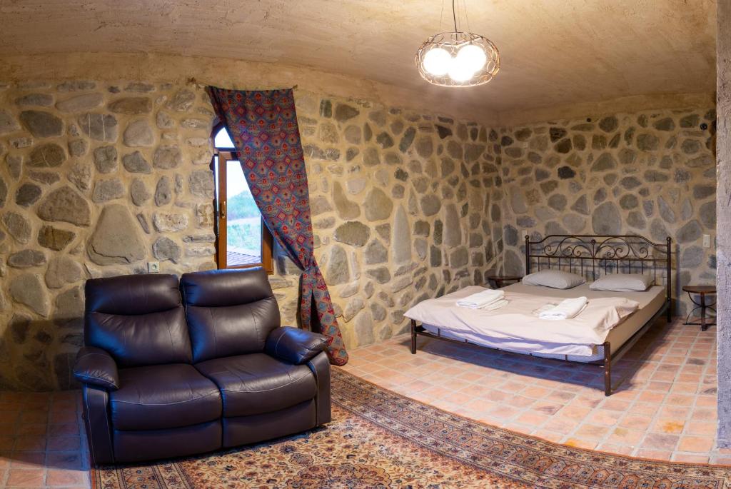 ისარგებლე ფასდაკლებით ნომერში 2 ან 3 სტუმრის განთავსებაზე შატო თეთრი ბაირაღები | Chateau White Flags -ში. image 1