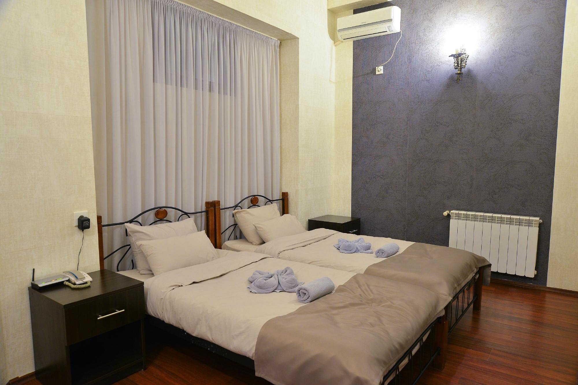 Take advantage of a discount on a standard room for 3 guests at Ponto Gallery.  image 5