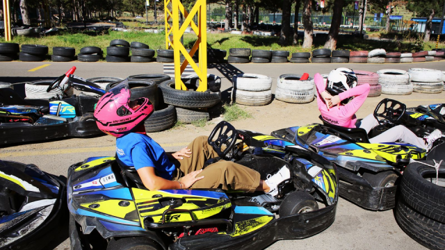 მიიღე ახალი გამოწვევები კარტინგის, მინი-გოლფის, ბილიარდისა და ტენისის თამაშზე ლისი ლემანსისგან.  image 13