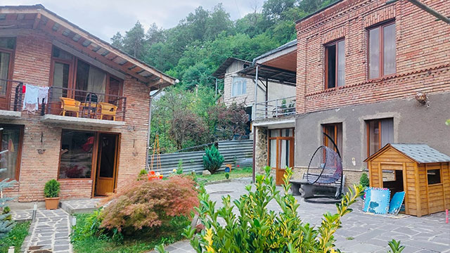 ისარგებლე ფასდაკლებით 2; 3 ან 4-ადგილიან ნომერში განთავსებაზე ბორჯომის საოჯახო სასტუმრო „გიომანი"-სგან. image 1