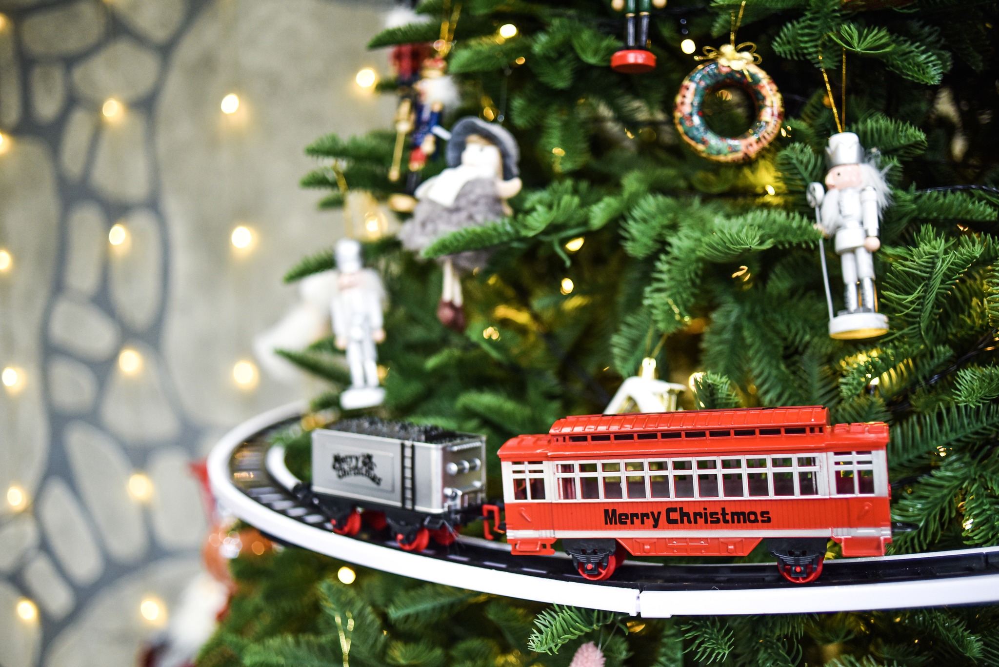 Create a true New Year's spirit with a carnival atmosphere.