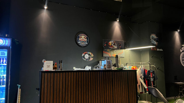 გაატარე დრო მეგობრებთან ერთად და შექმენი დაუვიწყარი მოგონებები Bikes and Billiards Cafe -ში. 5