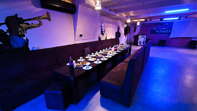 გაატარე დაუვიწყარი დრო კარაოკე ბარ ჩექ ინში 0