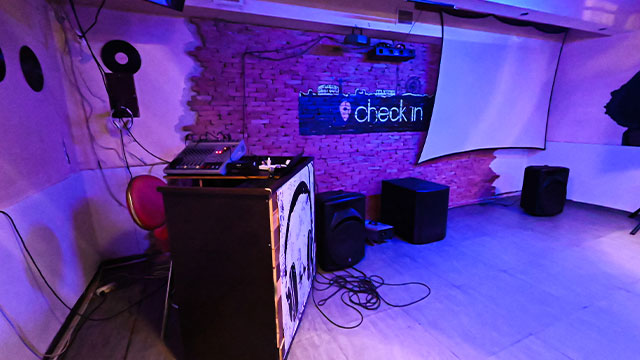 გაატარე დაუვიწყარი დრო კარაოკე ბარ ჩექ ინში 8