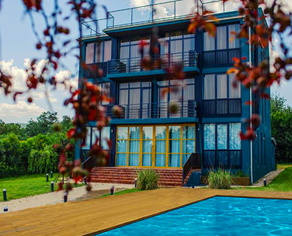 დაისვენე მეგობრებთან ერთად წინანდალში 